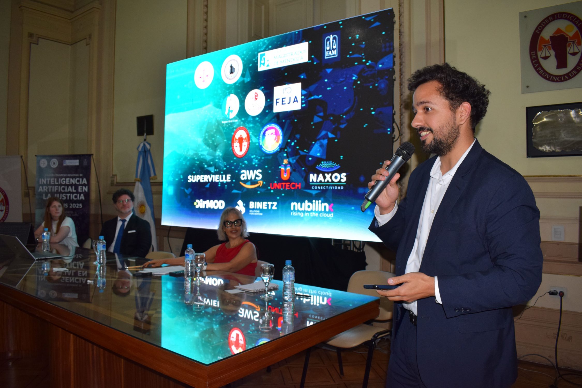 Elian Facundo Yorlano dictando una conferencia sobre Inteligencia Artificial y Derecho